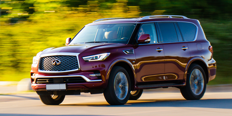 Infiniti QX60 rojo en una carretera – Infiniti QX60, seguro de auto barato para Infiniti