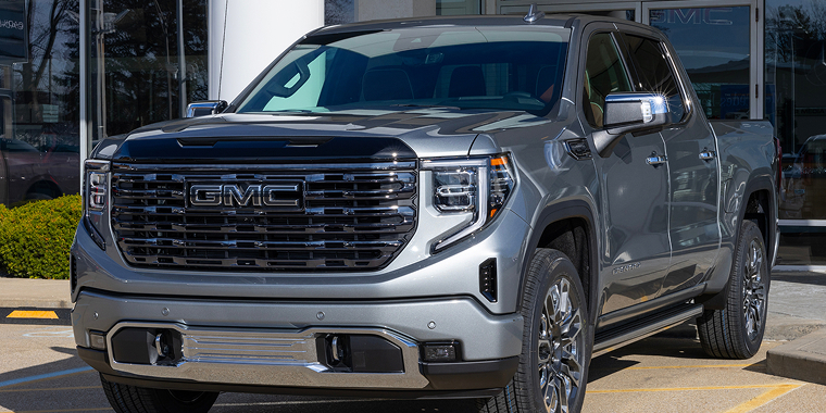 GMC Denali gris estacionado – GMC Denali, seguro de auto barato para GMC