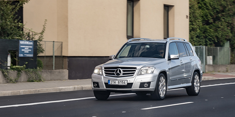 Mercedes GLK-Class color gris en una calle – Mercedes GLK-Class, seguro de auto barato para Mercedes Benz.