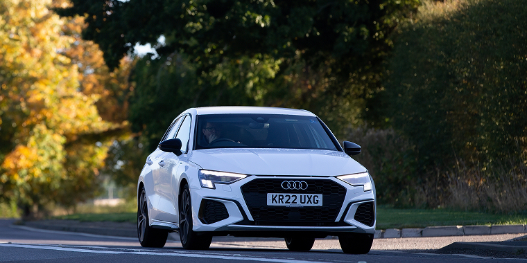 Audi A3 color blanco en una carretera – Seguro de carro barato Audi con Freeway Insurance.