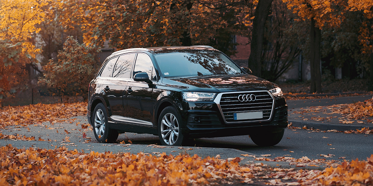  Audi Q7 color negro en una calle en otoño - Seguro de carro barato para Audi con Freeway Insurance.