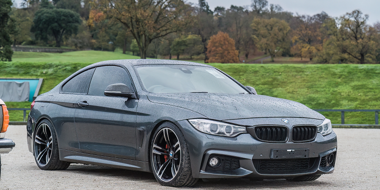 BMW 4 Series gris en un campo abierto – seguro de auto barato para BMW
