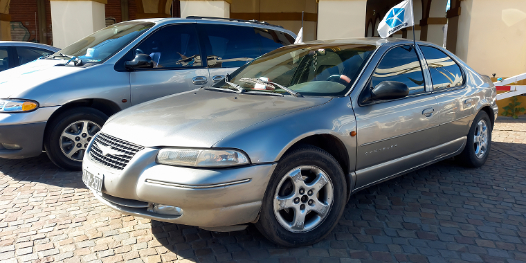 Dodge Stratus color gris estacionado en una calle - Seguro de auto barato para Dodge