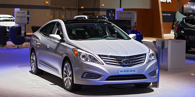Hyundai Azera color gris en un auto show – Seguro de carro barato para Hyundai con Freeway Insurance.