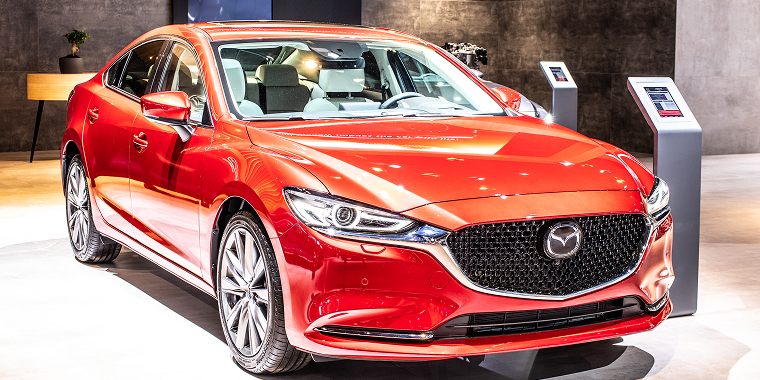 Mazda 6 i Touring rojo en un show room – seguro de auto barato para Mazda