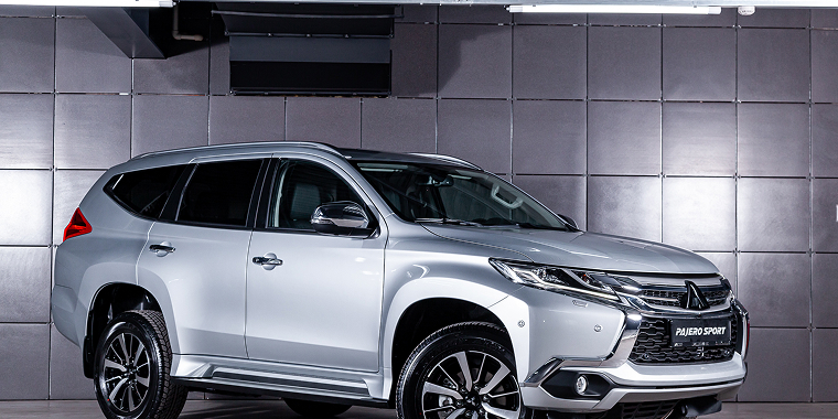 Mitsubishi Montero Sport gris en una exposición de autos – Montero Sport, seguro de auto barato para Mitsubishi