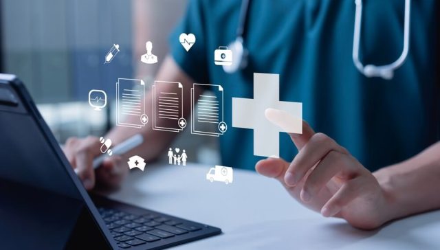 rofesional de salud revisando opciones para comparar planes de salud en una computadora.