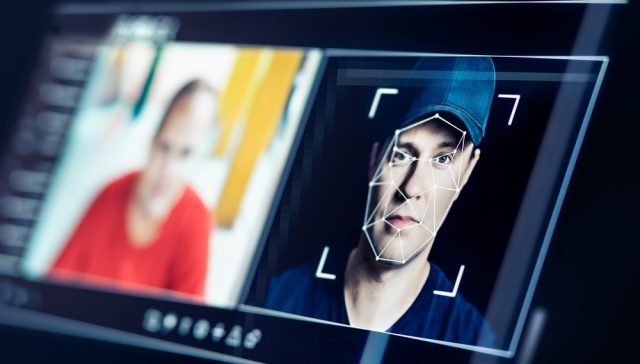 Sistema de reconocimiento facial en pantalla para detectar el robo de identidad y verificar la identidad de una persona.