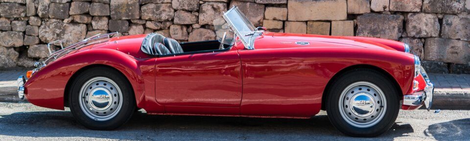 An oldtimer classic car convertible to answer the question 