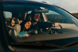 Couple enjoying a road trip together, illustrating how marital status may affect auto insurance premiums.