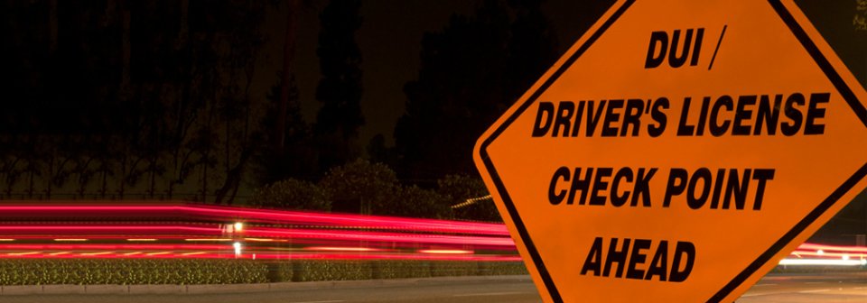 A road sign that reads DUI / Driver´s license check point ahead that illustrates 5 common DUI questions answered.