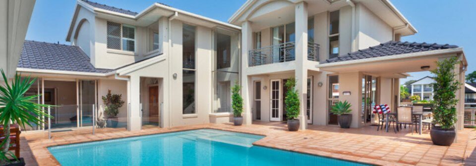 A California-style mansion with a pool to illustrate how if you have a pool you need extra liability insurance