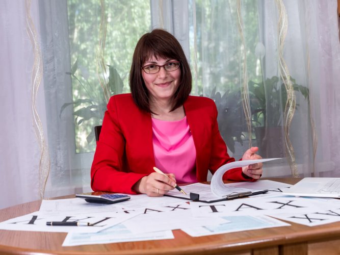 A middle-age Caucasian tax-counselor filing taxes in 2020 for a client