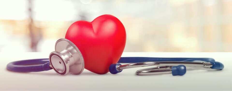 Photography showing a stethoscope next to a heart.