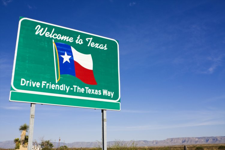 A road sign that reads Welcome to Texas to illustrate the car insurance requirements for the state o Texas.