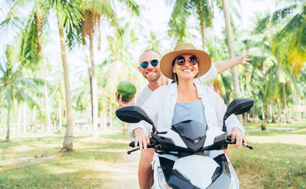 Young and happy couple enjoying the summer with the best auto insurance from Freeeway Insurance.
