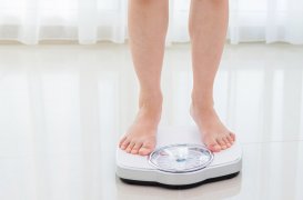 Woman feet on the weight scale
