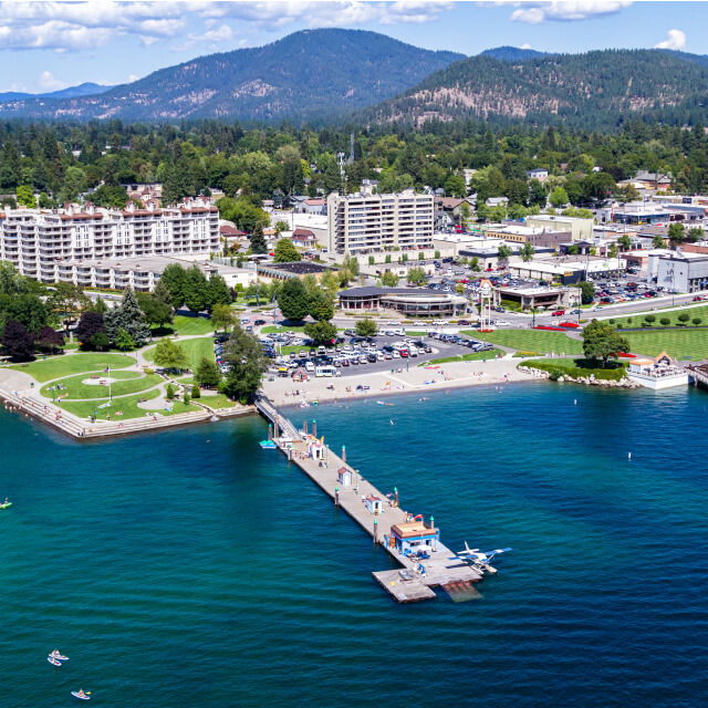Coeur d’Alene beach with mountains in the background