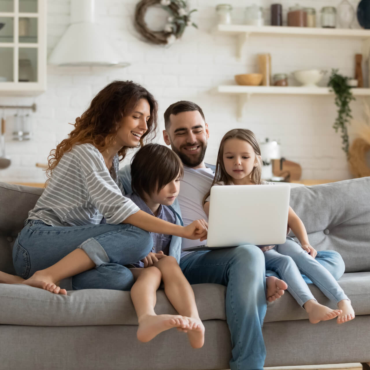 Family shopping for renters insurance online