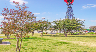 USA Couple admires a model of the Eiffel Tower next to the Lamar County war memorial in Paris, Texas: Cheap car insurance in The Lone Star State.