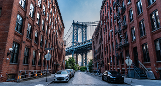 Bridge connecting Lower Manhattan with Downtown Brooklyn – cheap car insurance in New York.