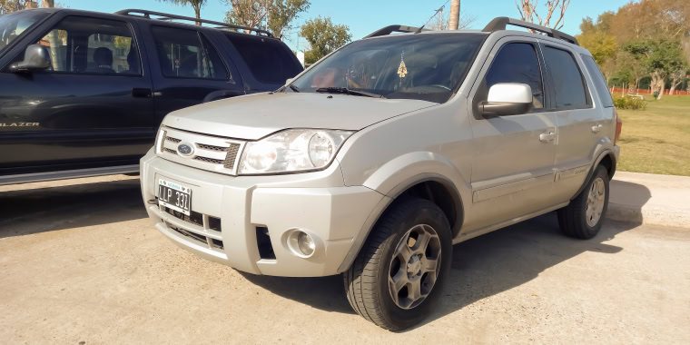 Ford Freestyle silver-colored parked in front of some palm trees in Argentina – Ford, cheap car insurance.