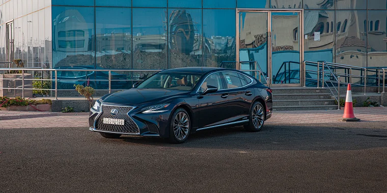 Black Lexus LS 500 parked in front of a building under construction in Jeddah, Saudi Arabia 2020 – Lexus, cheap car insurance.