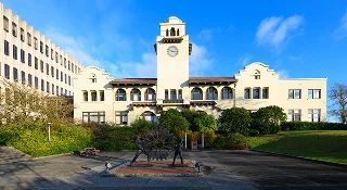 Facade of the Snohomish County Courthouse in Everett. The historic building is constructed in the Spanish Mission style – cheap car insurance in Washington.