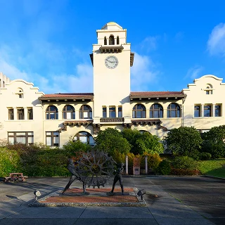 Facade of the Snohomish County Courthouse in Everett. The historic building is constructed in the Spanish Mission style – cheap car insurance in Washington.