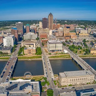 Aerial View of the Skyline of Des Moine, Iowa facing East – cheap car insurance in Iowa.