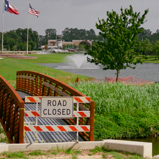 Bridge at Historic Flag Park in Conroe, Texas, surrounded by trees and greenery – cheap car insurance in Texas.