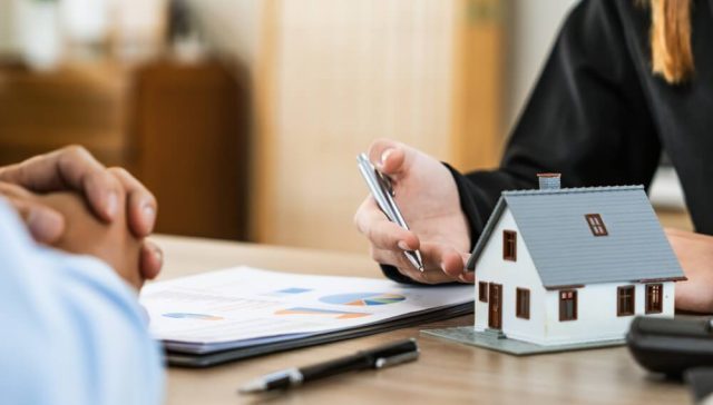 Agent explaining home insurance coverage to a homeowner, representing how home insurance claims are handled.